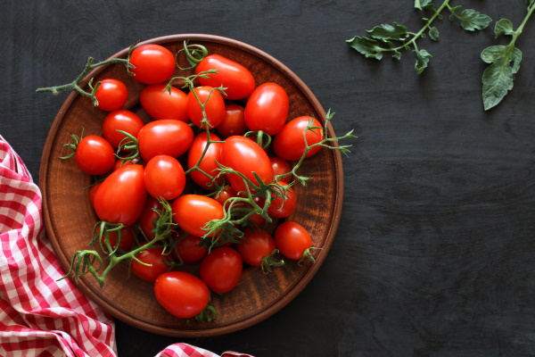 Bol rempli de tomates cerises.