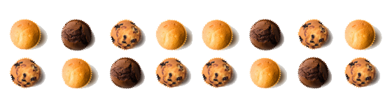 L’image présente deux rangées de huit muffins de différentes saveurs.